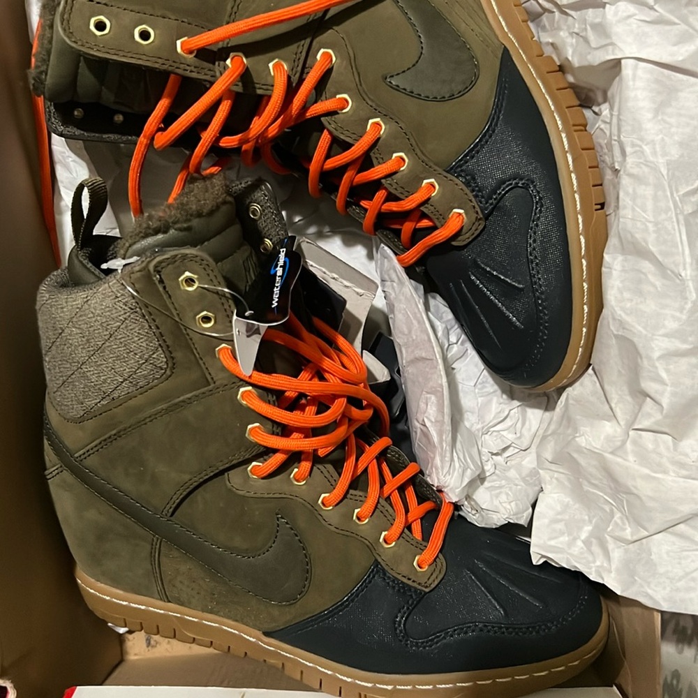 Nike Dunk Sky High SneakerBoot 2.0 ‘Dark Loden Anthracite’ NWT 7.5
Tiny mark